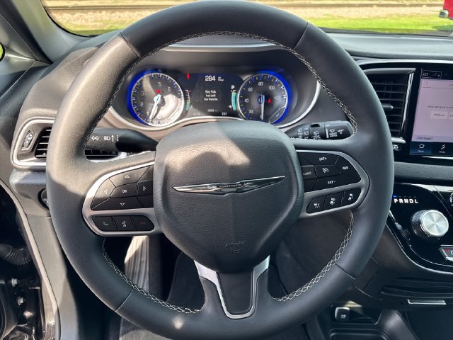 Used 2025 Chrysler Pacifica Select FWD image 15