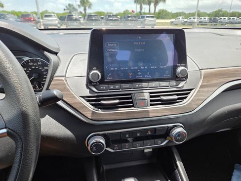Used 2024 Nissan Altima 2.5 SV FWD image 9