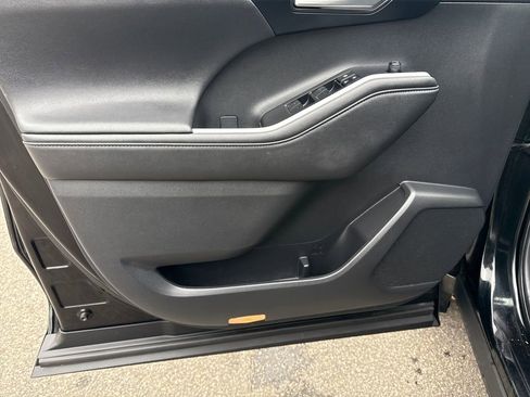 Used 2023 Toyota Highlander XLE image 12