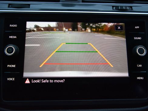 Used 2021 Volkswagen Tiguan SE image 22