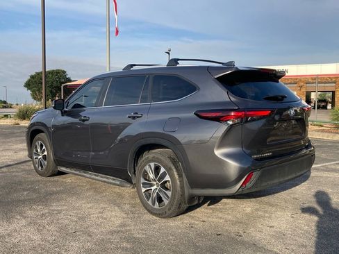 Used 2024 Toyota Highlander XLE FWD image 6