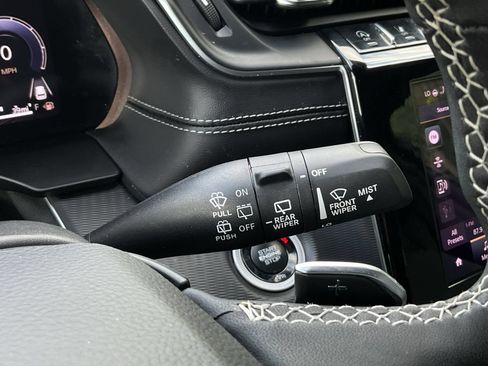 Used 2025 Jeep Grand Cherokee Altitude AWD/4WD image 37