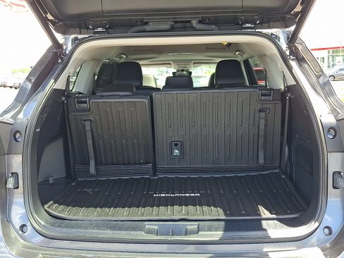 Used 2023 Toyota Highlander XLE AWD/4WD image 30