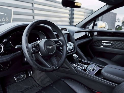 Used 2022 Bentley Bentayga image 2