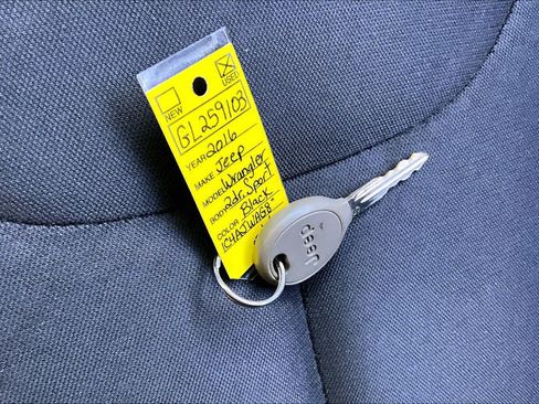 Used 2016 Jeep Wrangler Sport w/ Connectivity Group AWD/4WD image 15