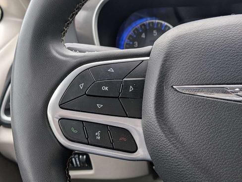 Used 2023 Chrysler Pacifica Touring-L FWD image 25