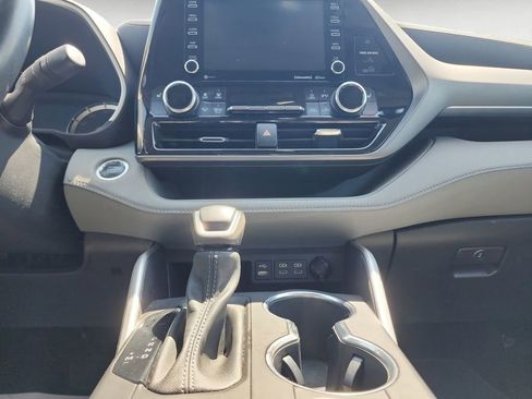 Used 2022 Toyota Highlander XLE AWD/4WD image 12
