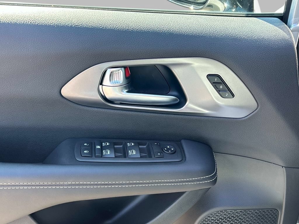 Used 2026 Chrysler Pacifica Select AWD/4WD image 16