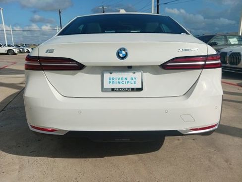 New 2024 BMW i5 eDrive40i w/ Convenience Package image 8