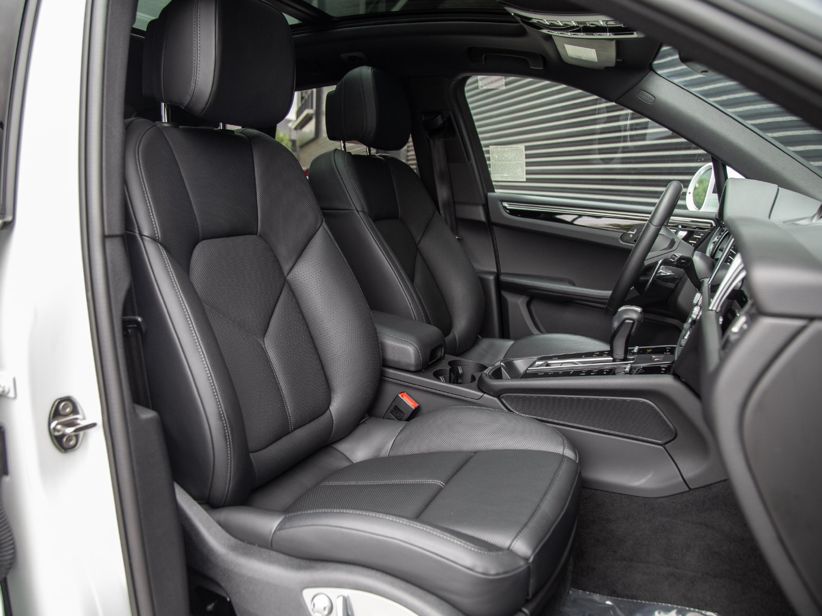 Certified 2023 Porsche Macan AWD/4WD image 26