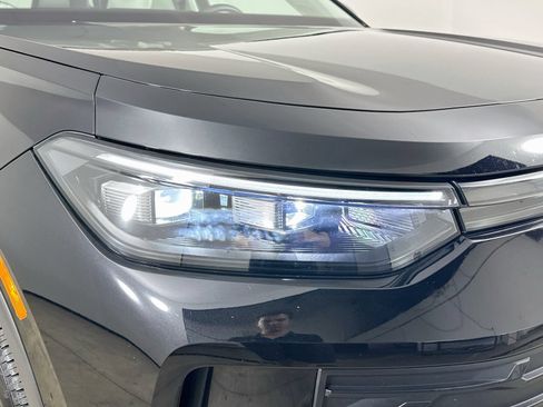 Certified 2025 Volkswagen Tiguan SE AWD/4WD image 9