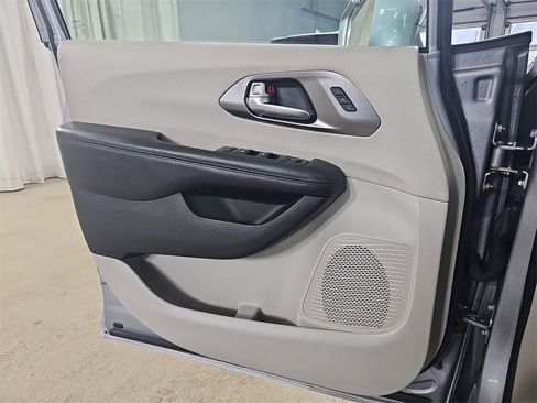 Used 2018 Chrysler Pacifica Limited image 34