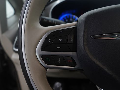 Used 2017 Chrysler Pacifica Limited image 21