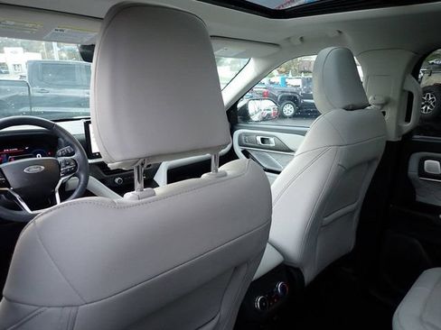 Used 2025 Ford Explorer Platinum w/ LUX Leather Package AWD/4WD image 18