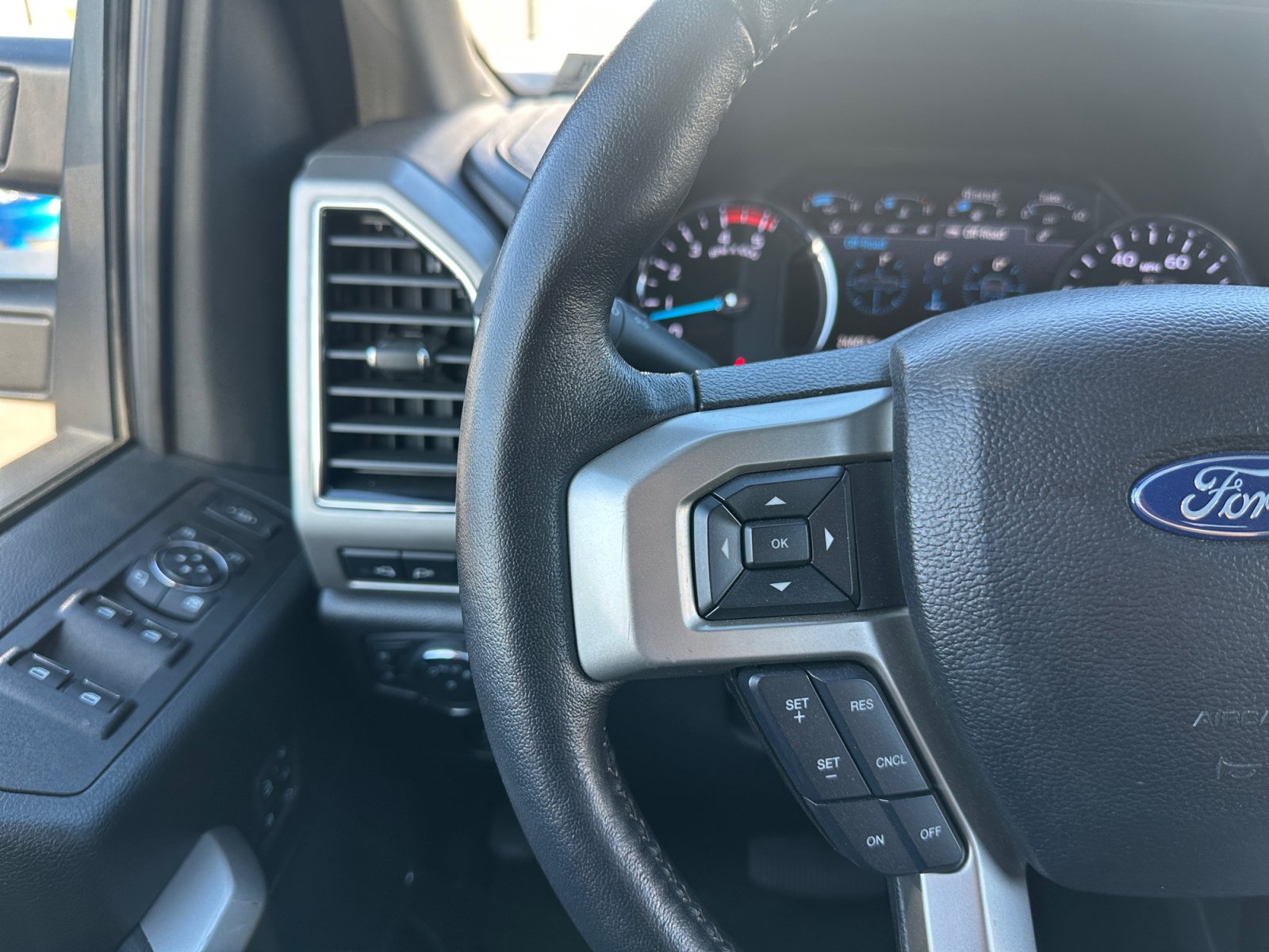 Used 2021 Ford F250 Lariat w/ Lariat Value Package AWD/4WD image 18