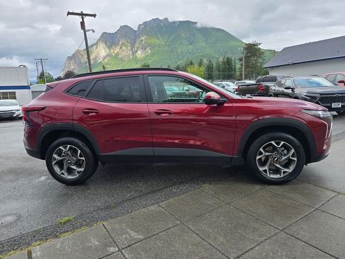 Used 2025 Chevrolet Trax LT FWD image 4