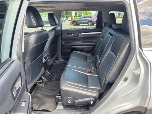 Used 2019 Toyota Highlander XLE AWD/4WD image 22