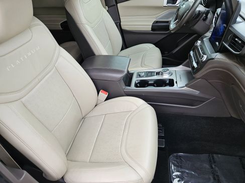 Used 2020 Ford Explorer Platinum w/ Premium Technology Package image 18
