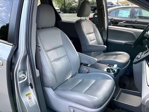 Used 2015 Toyota Sienna XLE image 9