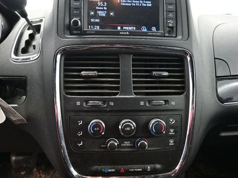 Used 2018 Dodge Grand Caravan SE image 25