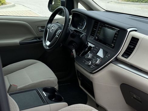 Used 2018 Toyota Sienna LE FWD image 22