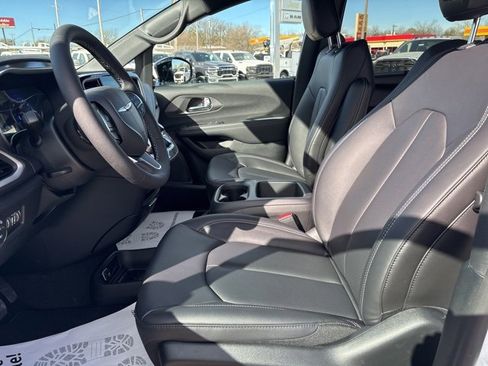 New 2026 Chrysler Pacifica Select image 15