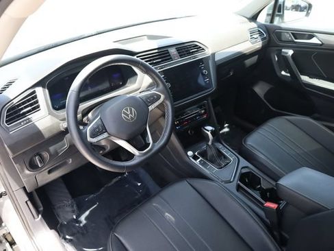 Used 2023 Volkswagen Tiguan SE w/ Panoramic Sunroof Package FWD image 12