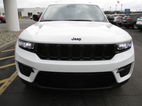 Used 2023 Jeep Grand Cherokee Limited w/ Black Appearance Package image 8