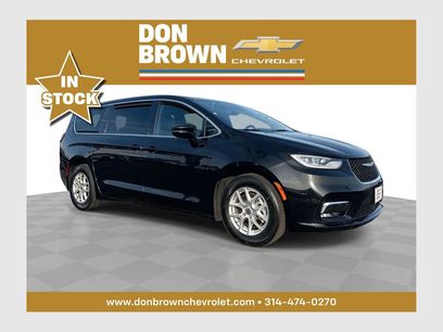 Used 2025 Chrysler Pacifica Select