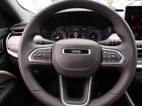 Used 2025 Jeep Compass Limited AWD/4WD image 10