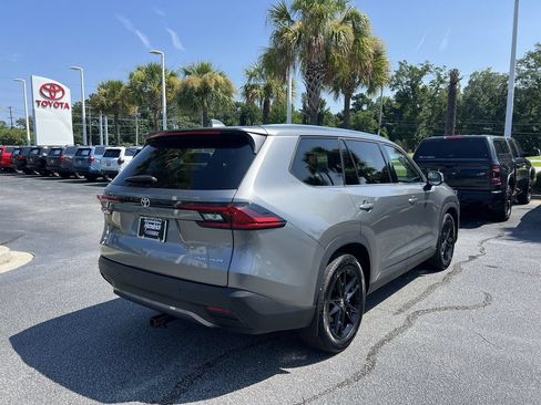 Used 2025 Toyota Grand Highlander AWD image 10
