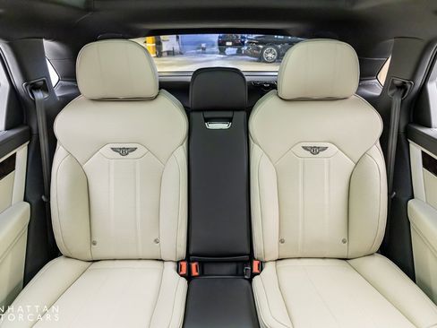 Used 2024 Bentley Bentayga Extended Wheelbase image 23