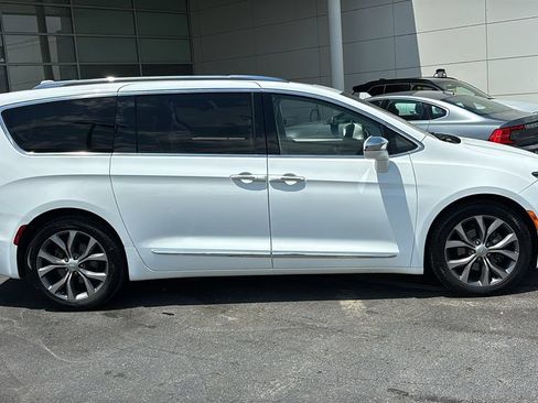 Used 2018 Chrysler Pacifica Limited w/ Tire & Wheel Group FWD image 30