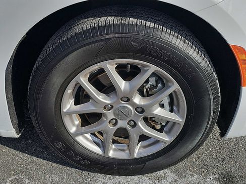 Used 2024 Chrysler Pacifica Touring-L image 8