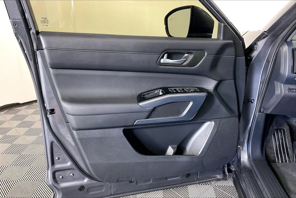 Used 2025 Nissan Pathfinder SL AWD/4WD image 19