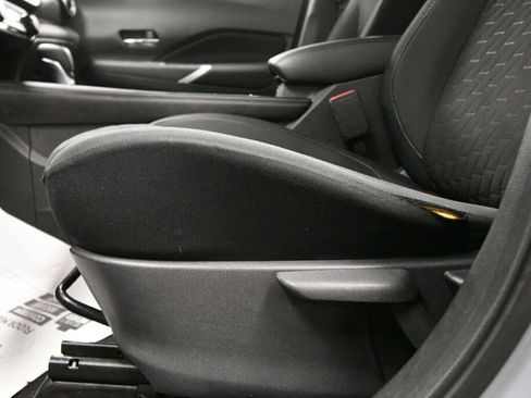 Used 2022 Nissan Kicks SV image 11