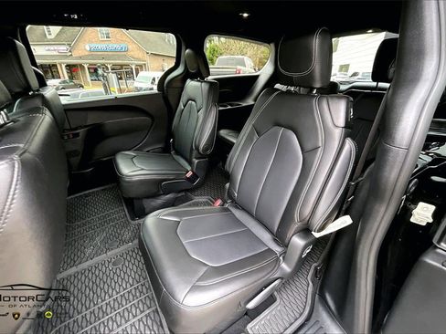 Used 2025 Chrysler Pacifica Select image 24