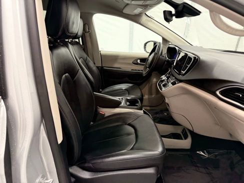 Used 2024 Chrysler Pacifica Touring-L image 19