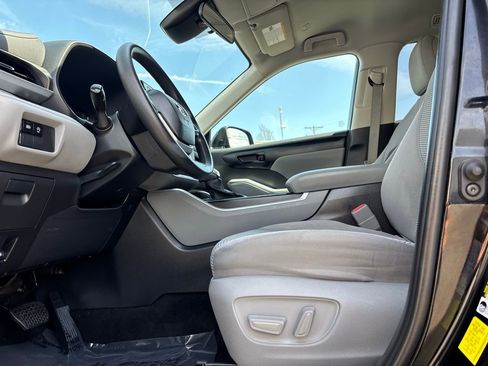 Used 2023 Toyota Highlander L image 12