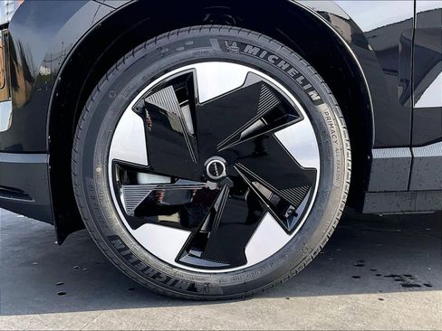 New 2026 Volvo EX30 Plus w/ Protection Package Premier image 14