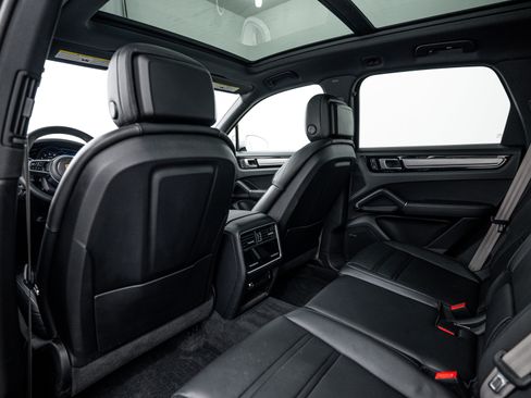 Certified 2022 Porsche Cayenne Platinum Edition image 21