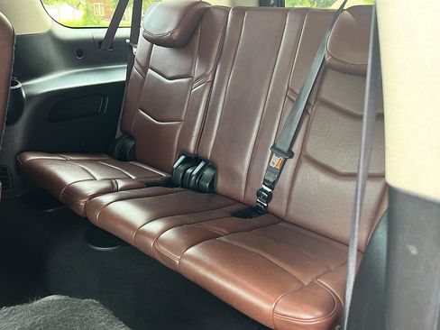 Used 2019 Cadillac Escalade ESV Luxury AWD/4WD image 19