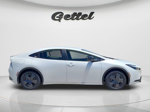 New 2026 Toyota Prius Plug-In Hybrid FWD image 3