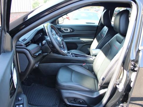 Used 2025 Jeep Compass Trailhawk w/ Trailhawk Elite Group AWD/4WD image 15