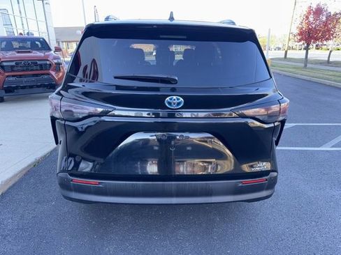 Used 2024 Toyota Sienna XLE image 7