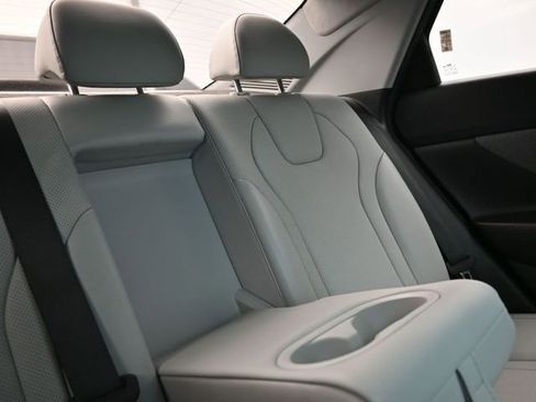 Used 2023 Hyundai Elantra Limited FWD image 18