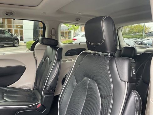 Used 2023 Chrysler Pacifica Limited image 14