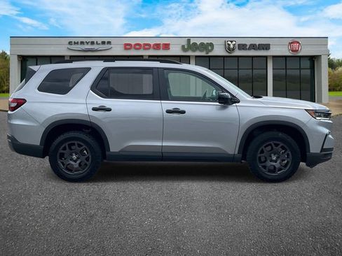 Used 2025 Honda Pilot TrailSport image 3