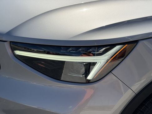 Certified 2024 Volvo XC40 B5 Plus w/ Protection Package Premier image 8