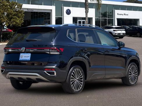 Used 2025 Volkswagen Taos SE FWD image 4